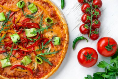 Klasik İtalyan vejetaryen pizzası beyaz ahşap masada.