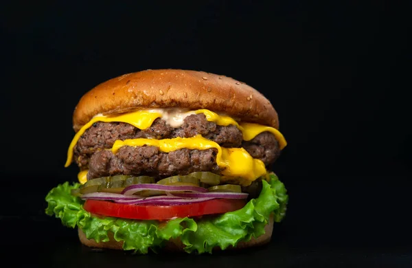 Délicieux Hamburger Frais Savoureux Sur Fond Noir — Photo