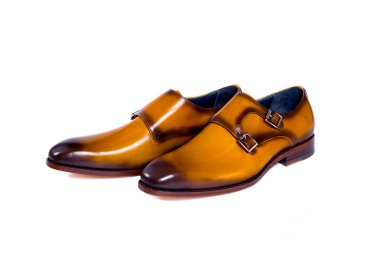 Beyaz arka planda ayakkabıları olan erkek modası