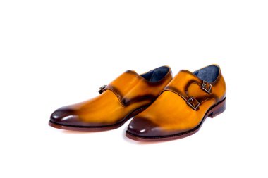 Beyaz arka planda ayakkabıları olan erkek modası