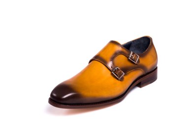 Beyaz arka planda mükemmel erkek deri ayakkabısı.