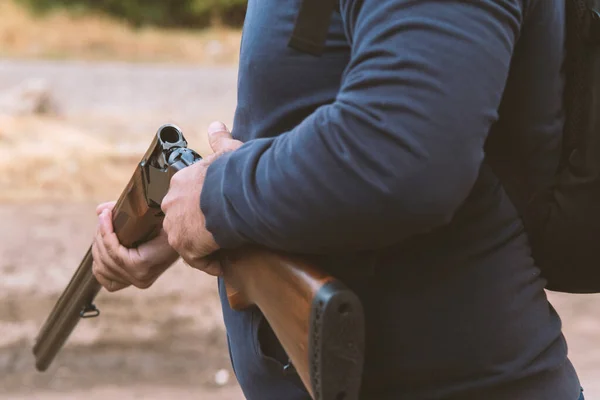 Mannelijke Jager Klaar Jagen Met Jacht Rifle Hunter Houdt Een — Stockfoto