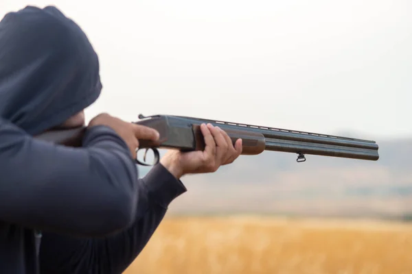 Mannelijke Jager Klaar Jagen Met Jacht Rifle Hunter Houdt Een — Stockfoto