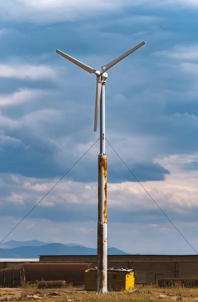 Spoiled Rusty White Windmill Unreliable Source Electricity — Stock Photo, Image