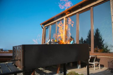 Şöminede yanan odun. Yanan ateş. bbq pişirmek için ateş hazırlıyorum.