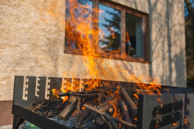 Şöminede yanan odun. Yanan ateş. bbq pişirmek için ateş hazırlıyorum.