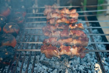 Et ateşte kızartılıyor, hafta sonu barbeküsünde..