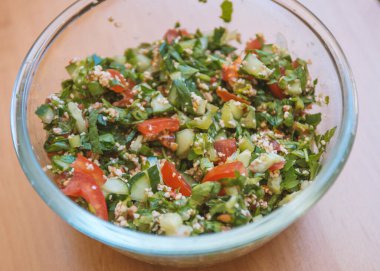 Sebzelerden, otlardan, bulgur gevreklerinden limon suyu ve zeytinyağıyla tatlandırılmış Orta Doğu mutfağından lezzetli bir salata..