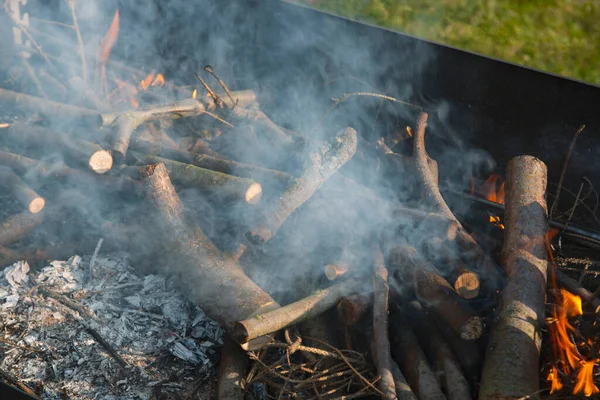 Brennholz Kamin Verbrennen Brennendes Feuer Zubereitung Von Feuer Zum Grillen — Stockfoto