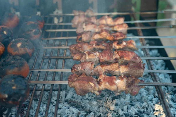 这些肉是在篝火和周末烤肉时煎的 — 图库照片
