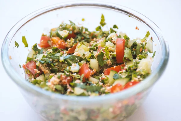 Sebzelerden, otlardan, bulgur gevreklerinden limon suyu ve zeytinyağıyla tatlandırılmış Orta Doğu mutfağından lezzetli bir salata..