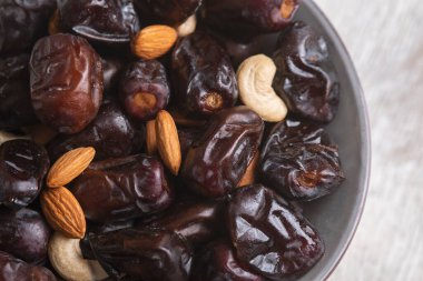 Beyaz ahşap arka planda fındık ve hurma karışımı. Üst görünüm. Sağlıklı yemek.
