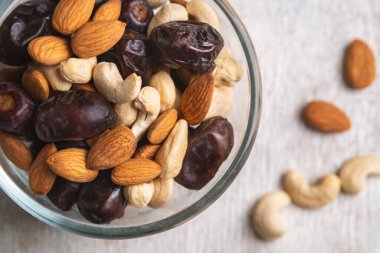 Beyaz ahşap arka planda fındık ve hurma karışımı. Üst görünüm. Sağlıklı yemek.