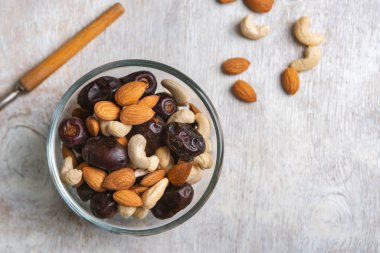 Beyaz ahşap arka planda fındık ve hurma karışımı. Üst görünüm. Sağlıklı yemek.