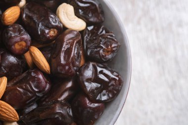 Beyaz ahşap arka planda fındık ve hurma karışımı. Üst görünüm. Sağlıklı yemek.