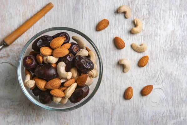 Beyaz ahşap arka planda fındık ve hurma karışımı. Üst görünüm. Sağlıklı yemek.