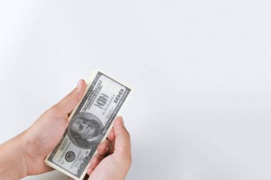 Para sayan adam, ekonomi konsepti, para tahsisi. Covid-19 salgınından sonra kriz. Euro düşüyor veya yükseliyor.