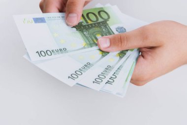 Para sayan adam, ekonomi konsepti, para tahsisi. Covid-19 salgınından sonra kriz. Euro düşüyor veya yükseliyor.