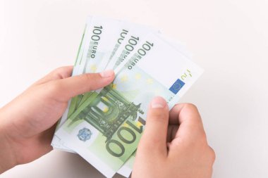 Para sayan adam, ekonomi konsepti, para tahsisi. Covid-19 salgınından sonra kriz. Euro düşüyor veya yükseliyor.