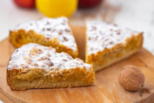 Torta Maçã Nozes Fundo Madeira — Fotografia de Stock