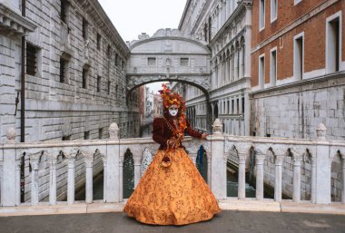 İtalya 'nın eşsiz Venedik şehrinde güzel maskeli karnaval.