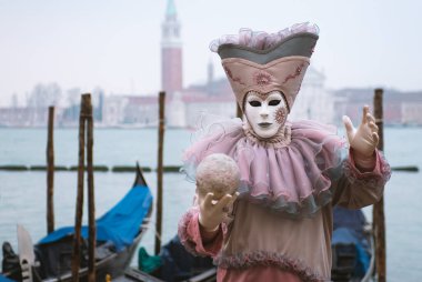 Venedik 'teki karnaval sırasında gondollu güzel maske