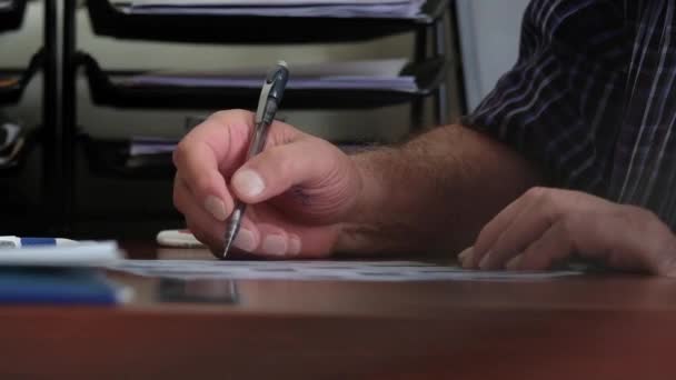 Дорослий Чоловік Пише Ручкою Руки Забарвлені Чорнилом Повільний Рух — стокове відео