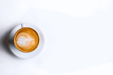 Beyaz arkaplanlı, beyaz kahve fincanında Latte kahve. Cappuccino kahvesi.