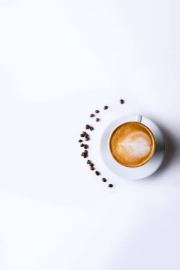 Beyaz arkaplanlı, beyaz kahve fincanında Latte kahve. Cappuccino kahvesi.