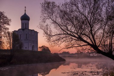 Bogolyubovo. Rusya 2018. Nerl üzerinde şefaat Kilisesi. Nerl pembe sunrise.