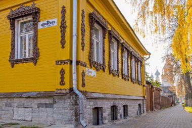 Suzdal. Oyma penceresi olan ev. Smolensk kilise arka planda.