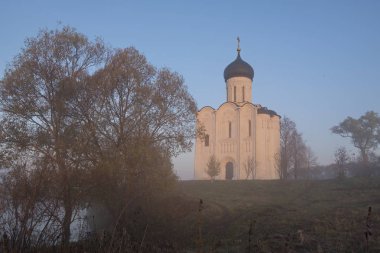Bogolyubovo. Nerl üzerinde şefaat Kilisesi. Sabah. Sis.
