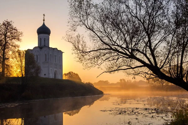 Bogolyubovo. Rusya. Ekim 2018 - şefaat Nerl üzerinde kilise. Sabah. Sis.