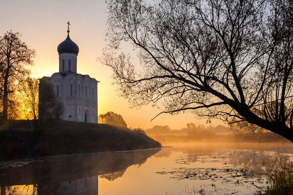 Боголюбово. Россия. Октябрь 2018 - Покровская церковь на Нерле. Доброе утро. Туман
.