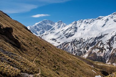 Elbrus bölgesi. Trail şelale için 