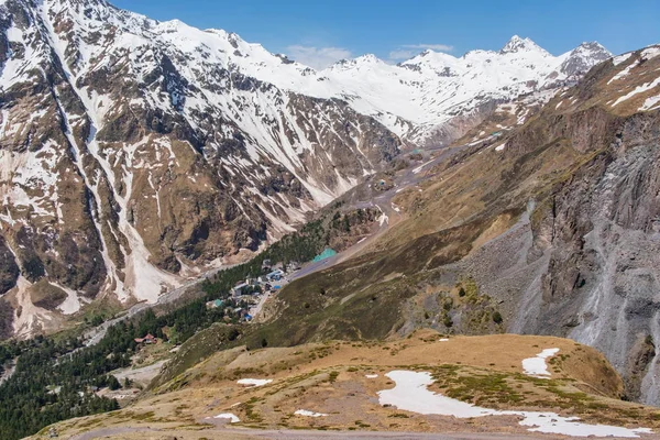 Elbrus bölgesi. Azau Glade. Yükseklikten görünüm.