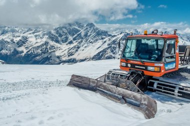 Elbrus 'taki Piste makinesi. Arka planda, Buzul 7.