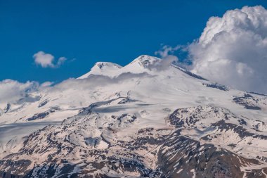 Elbrus ve Polyana Azau. Cheget Dağı'ndan görünüm.