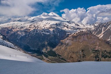 Elbrus ve Polyana Azau. Cheget Dağı'ndan görünüm.