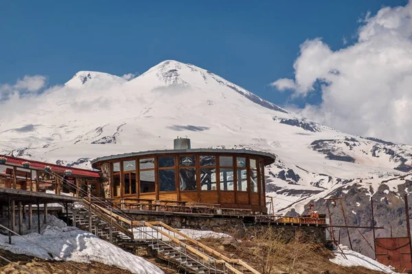 Cheget Dağı Ndaki Cafe Arka Planda Elbrus Dağı — Stok fotoğraf