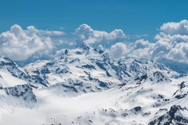 Dağ karlı manzara. Elbrus Dağı'ndan görünüm.