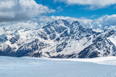 Donguz Dağı-Orun dağı ve buzul yedi numara şeklinde. Elbrus Dağı'ndan görünüm.