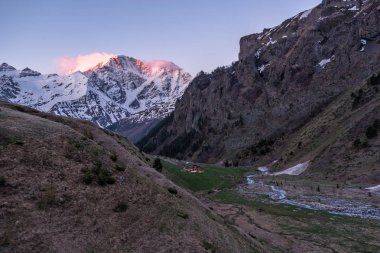 Dağ manzarası. Terskol Geçidi. Elbrus bölgesi. Şafak.