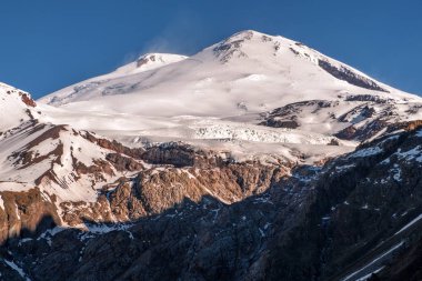 Elbrus Dağı. Terskol geçidinden görünüm.