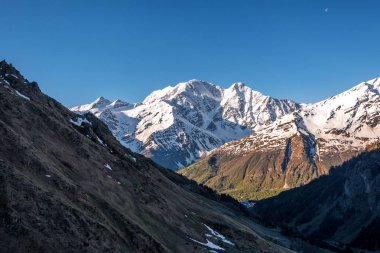 Dağ manzarası. Terskol Geçidi. Elbrus bölgesi. Şafak.