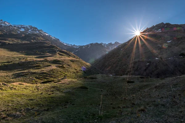Dağlarda gün doğumu. Elbrus bölgesi.