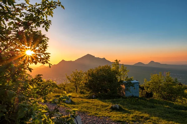 Beshtau Dağı. Mashuk Dağı'nda akşam gün batımı.