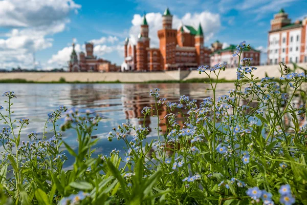 Patriarchenplatz Und Die Brückendammmauer Joschkar Ola Blumen — Stockfoto