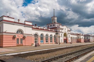 Yoshkar-Ola tren istasyonu. Yaz.