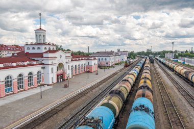 Yoshkar-Ola tren istasyonunda yakıt ve yağlayıcılarla tankların bileşimi.